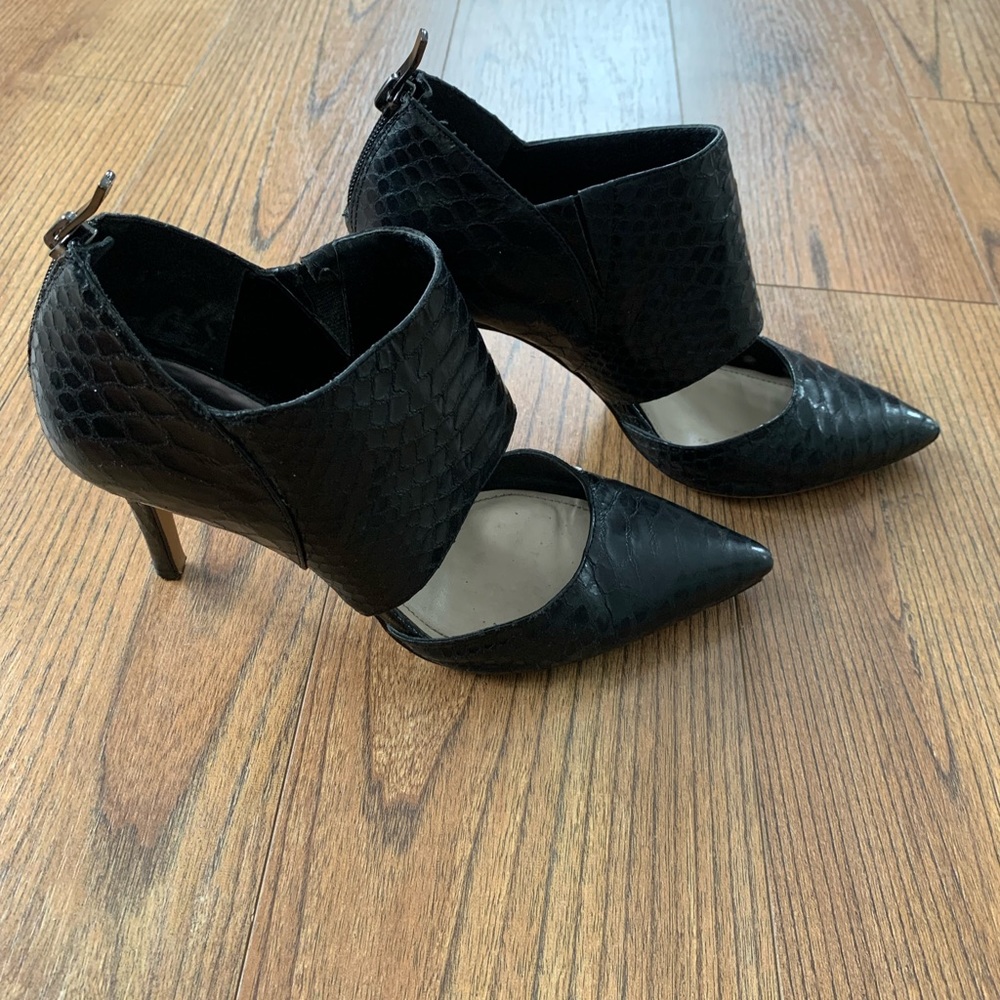 Black Vince Camuto pump heel